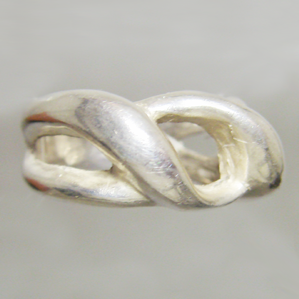 (r1106)Anillo de plata con forma ondeada.